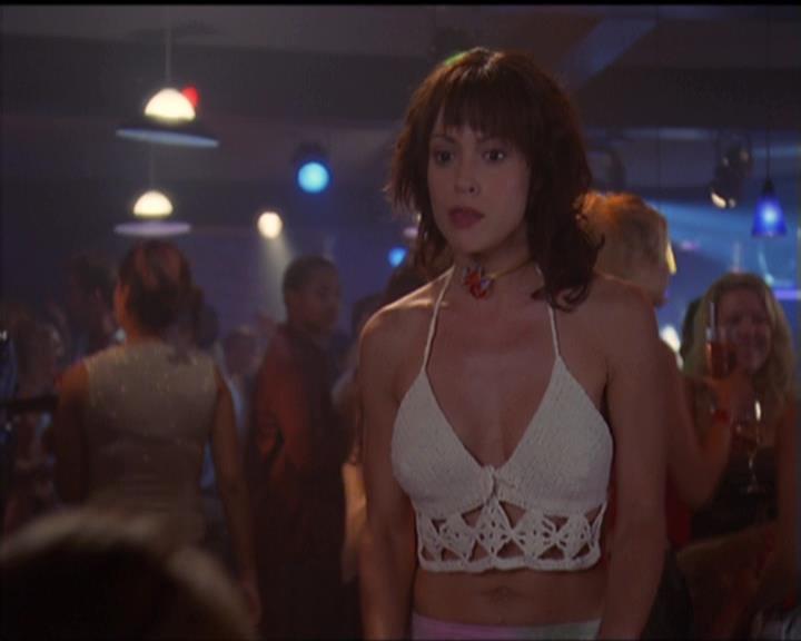 Charmed-Online-dot-net_5x05WitchesInTights2334.jpg