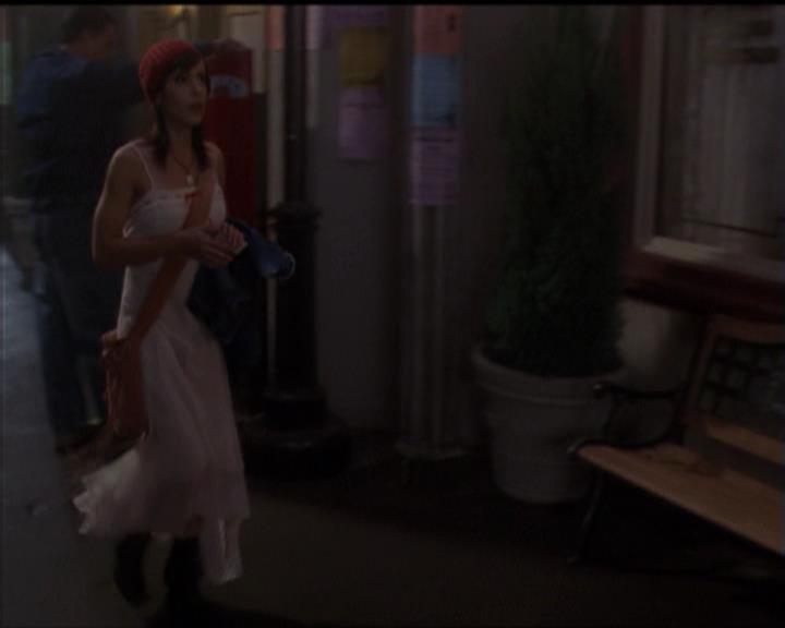 Charmed-Online-dot-net_5x06TheEyesHaveIt0009.jpg