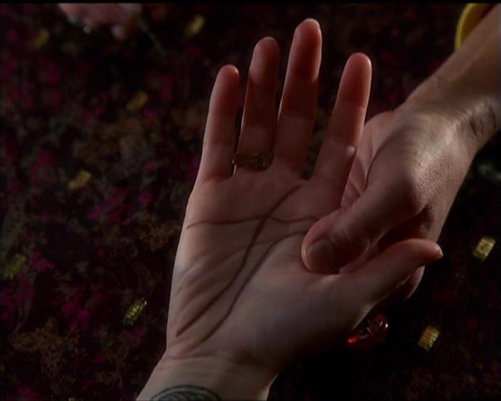 Charmed-Online-dot-net_5x06TheEyesHaveIt0089.jpg