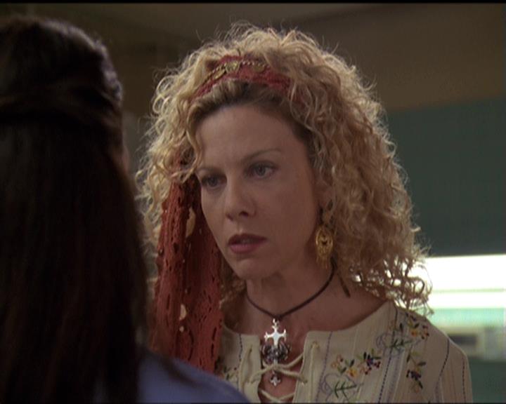 Charmed-Online-dot-net_5x06TheEyesHaveIt0709.jpg
