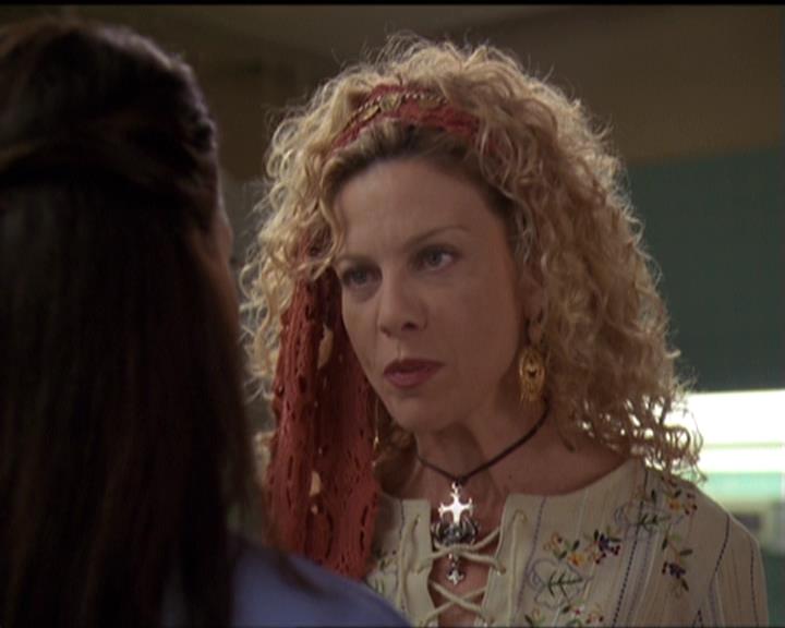 Charmed-Online-dot-net_5x06TheEyesHaveIt0711.jpg