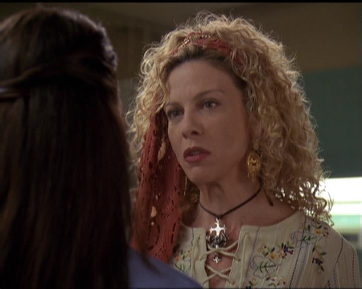 Charmed-Online-dot-net_5x06TheEyesHaveIt0718.jpg