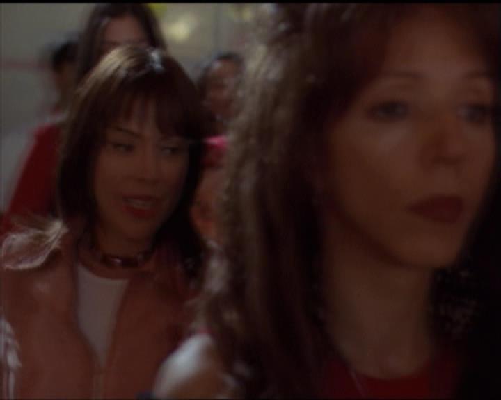 Charmed-Online-dot-net_5x06TheEyesHaveIt0957.jpg