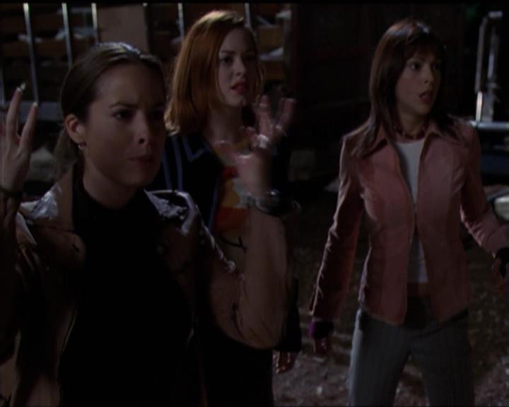 Charmed-Online-dot-net_5x06TheEyesHaveIt1068.jpg