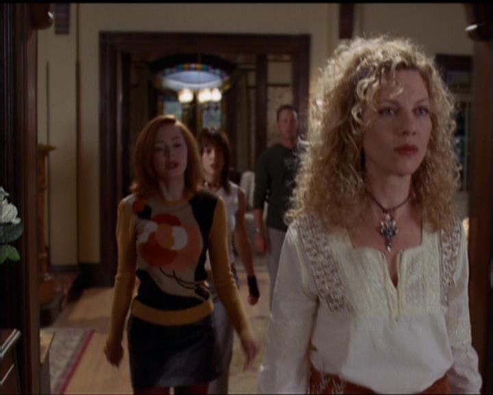 Charmed-Online-dot-net_5x06TheEyesHaveIt1124.jpg
