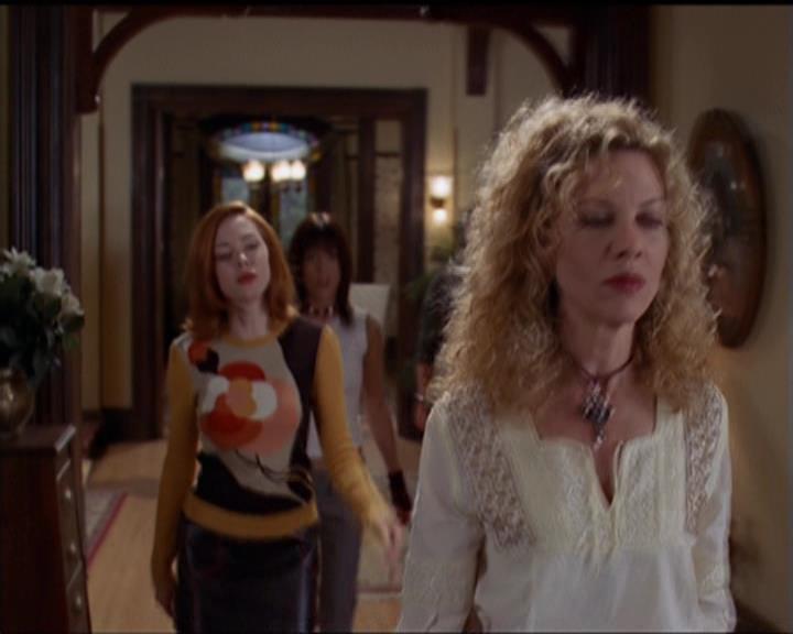Charmed-Online-dot-net_5x06TheEyesHaveIt1125.jpg