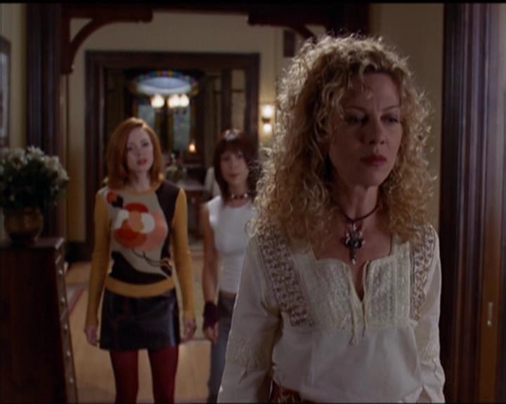 Charmed-Online-dot-net_5x06TheEyesHaveIt1126.jpg