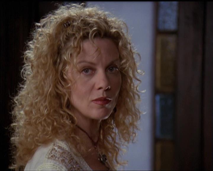 Charmed-Online-dot-net_5x06TheEyesHaveIt1130.jpg
