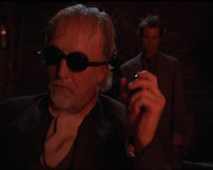 Charmed-Online-dot-net_5x06TheEyesHaveIt1224.jpg