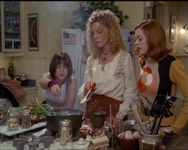 Charmed-Online-dot-net_5x06TheEyesHaveIt1369.jpg
