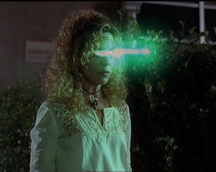 Charmed-Online-dot-net_5x06TheEyesHaveIt1565.jpg