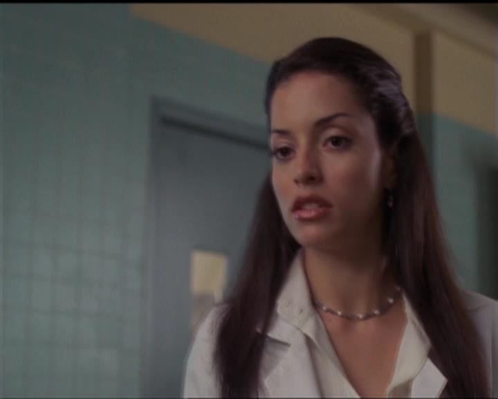 Charmed-Online-dot-net_5x06TheEyesHaveIt1618.jpg