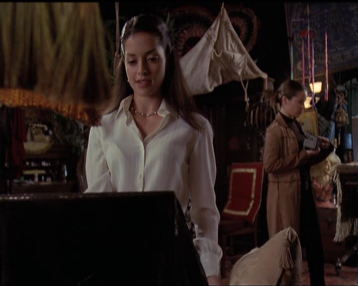 Charmed-Online-dot-net_5x06TheEyesHaveIt1808.jpg