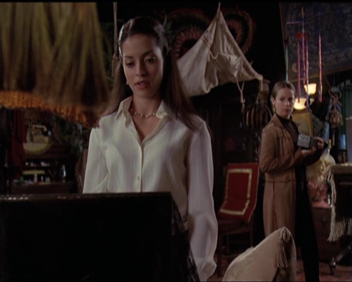 Charmed-Online-dot-net_5x06TheEyesHaveIt1809.jpg
