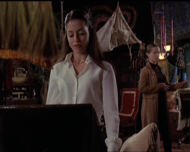 Charmed-Online-dot-net_5x06TheEyesHaveIt1810.jpg