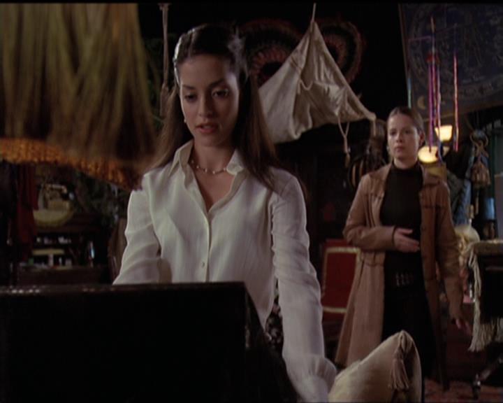 Charmed-Online-dot-net_5x06TheEyesHaveIt1812.jpg