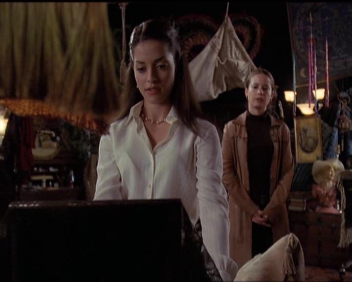 Charmed-Online-dot-net_5x06TheEyesHaveIt1813.jpg