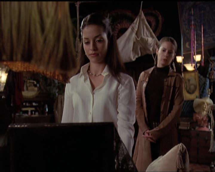 Charmed-Online-dot-net_5x06TheEyesHaveIt1814.jpg