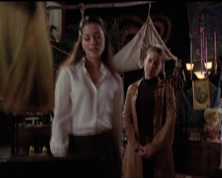 Charmed-Online-dot-net_5x06TheEyesHaveIt1818.jpg