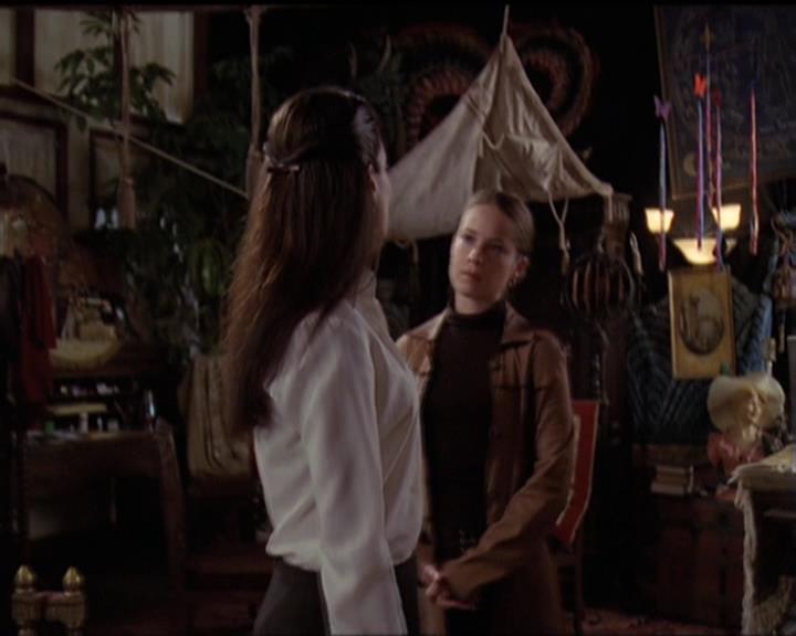 Charmed-Online-dot-net_5x06TheEyesHaveIt1819.jpg