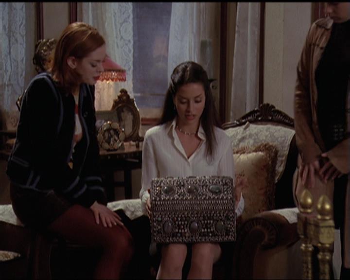 Charmed-Online-dot-net_5x06TheEyesHaveIt1847.jpg