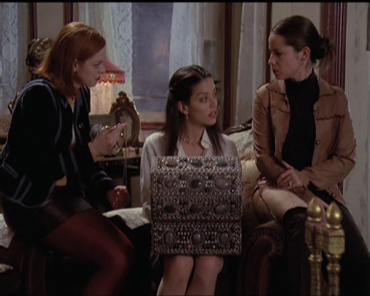 Charmed-Online-dot-net_5x06TheEyesHaveIt1920.jpg
