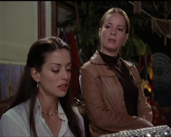 Charmed-Online-dot-net_5x06TheEyesHaveIt1948.jpg