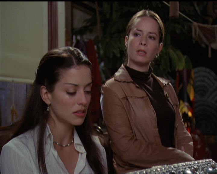 Charmed-Online-dot-net_5x06TheEyesHaveIt1949.jpg