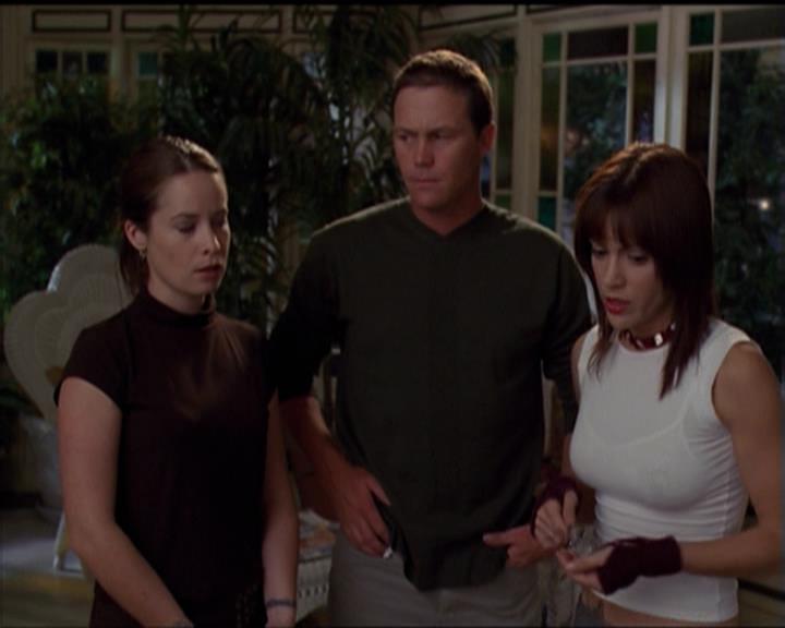 Charmed-Online-dot-net_5x06TheEyesHaveIt2176.jpg