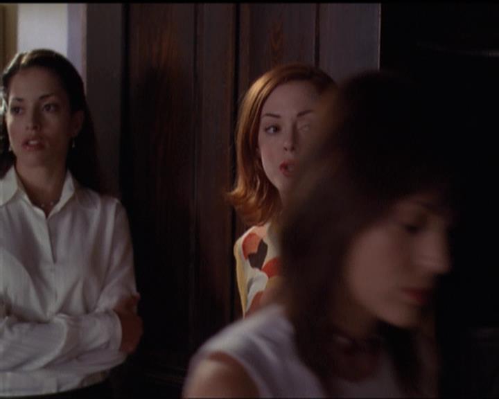 Charmed-Online-dot-net_5x06TheEyesHaveIt2219.jpg