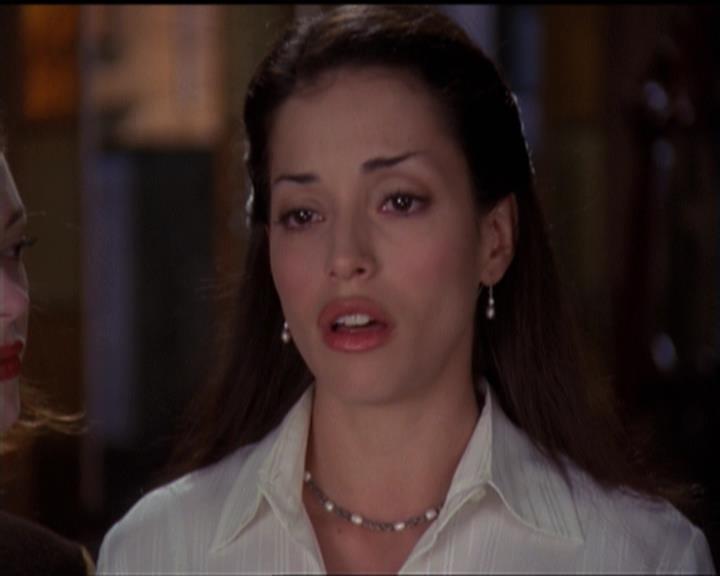 Charmed-Online-dot-net_5x06TheEyesHaveIt2324.jpg