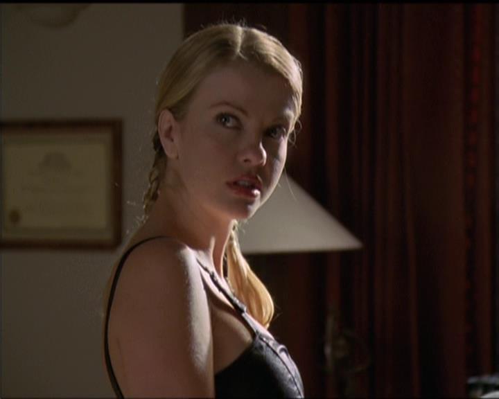 Charmed-Online-dot-511TheImportanceOfBeingPhoebe0480.jpg