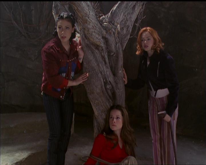 Charmed-Online-dot-517LuckyCharmed2147.jpg