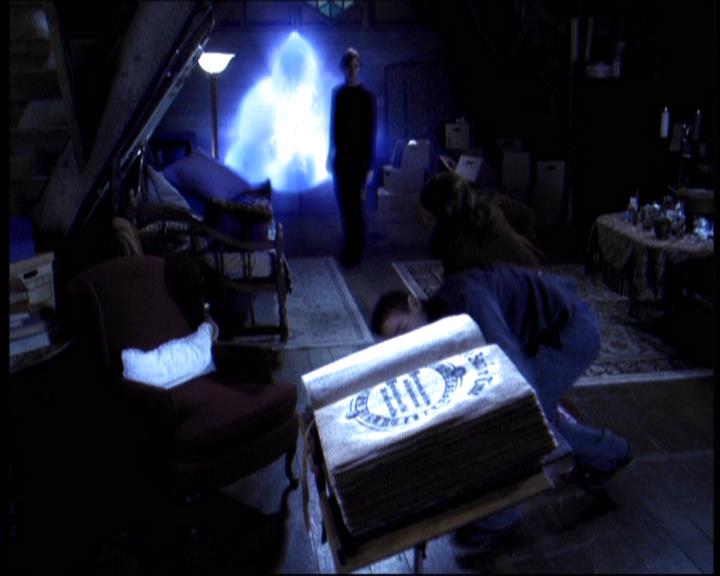 Charmed-Online-dot-610Chris-Crossed1709.jpg Charmed-Online-dot-610Chris-Crossed1709.jpg