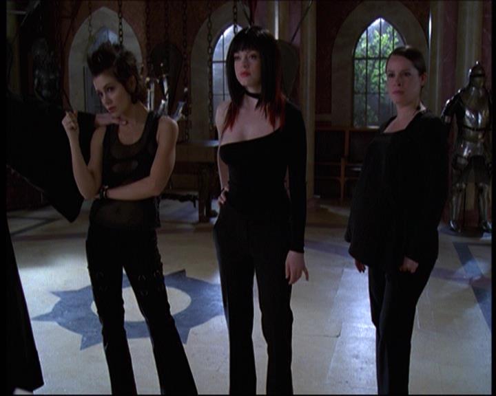 Charmed-Online-dot-net_622ItsABadBadBadBadWorldPart1-0889.jpg