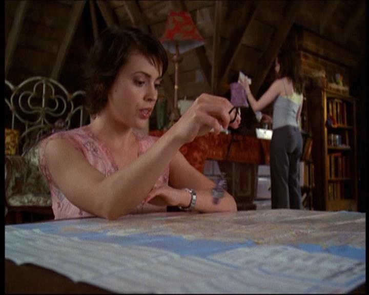 Charmed-Online-dot-net_622ItsABadBadBadBadWorldPart1-1100.jpg