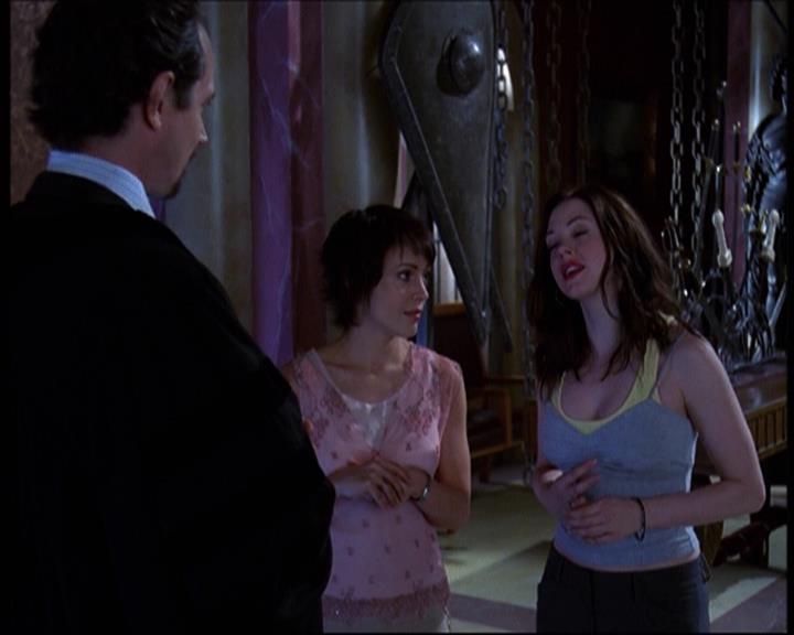 Charmed-Online-dot-net_622ItsABadBadBadBadWorldPart1-1483.jpg