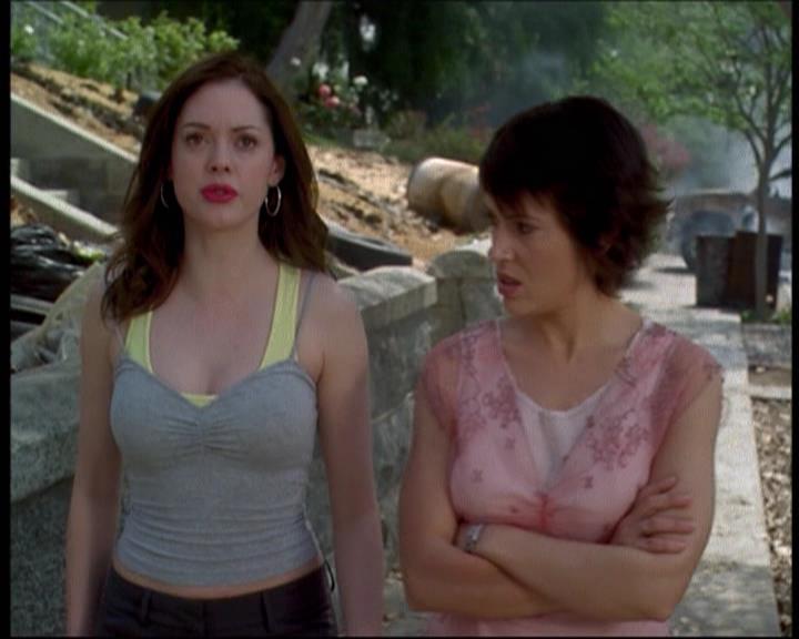 Charmed-Online-dot-net_622ItsABadBadBadBadWorldPart1-1595.jpg