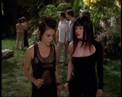 Charmed-Online-dot-net_622ItsABadBadBadBadWorldPart1-1990.jpg