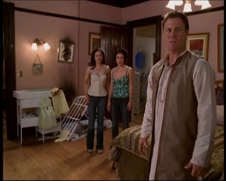 Charmed-Online_dot_net-7x01ACallToArms1848.jpg Charmed-Online_dot_net-7x01ACallToArms1848.jpg