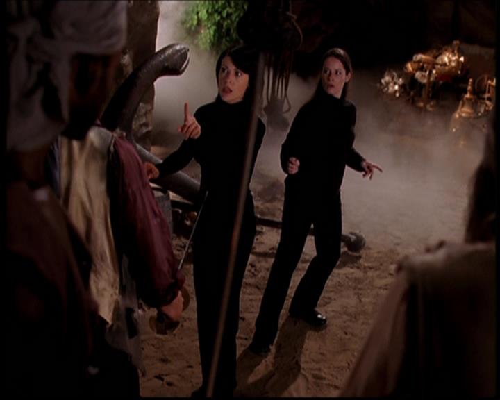 Charmed-Online_dot_net--7x04Charrrmed2387.jpg