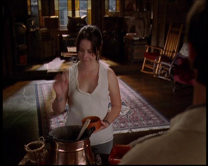Charmed-Online-dot-709TheresSomethingAboutLeo0906.jpg
