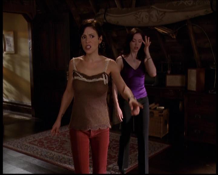 Charmed-Online-dot-709TheresSomethingAboutLeo1045.jpg