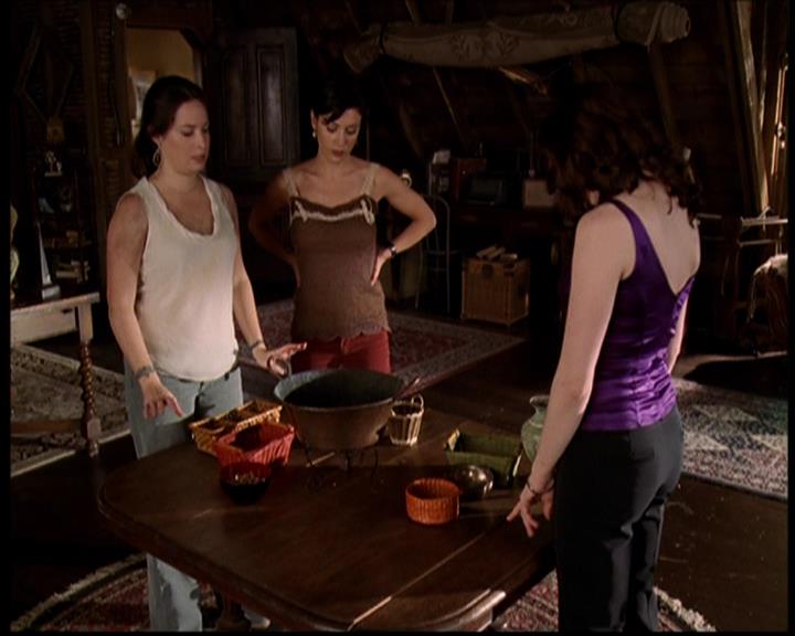 Charmed-Online-dot-709TheresSomethingAboutLeo1107.jpg
