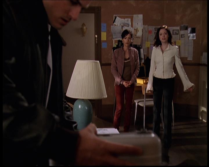 Charmed-Online-dot-709TheresSomethingAboutLeo1481.jpg