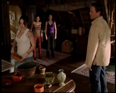 Charmed-Online-dot-709TheresSomethingAboutLeo1036.jpg