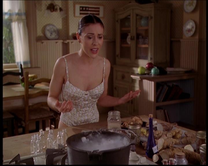 Charmed-Online-dot-719FreakyPhoebe0536.jpg