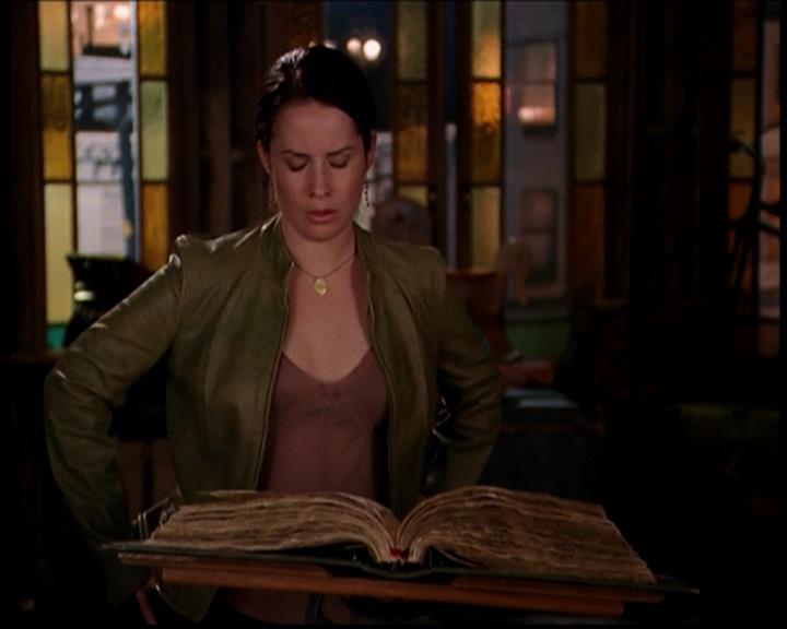 Charmed-Online-dot-719FreakyPhoebe1745.jpg