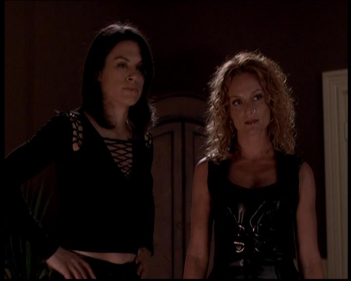Charmed-Online-dot-722SomethingWiccaThisWayGoes1519.jpg