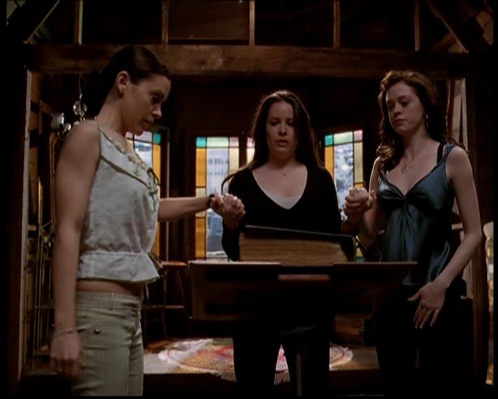 Charmed-Online-dot-722SomethingWiccaThisWayGoes1848.jpg